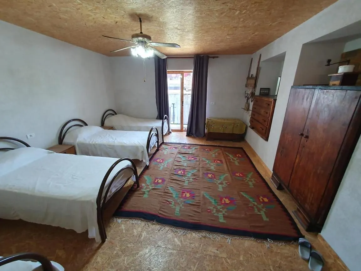 Nazmir'S Guesthouse Shkodër ゲストハウス